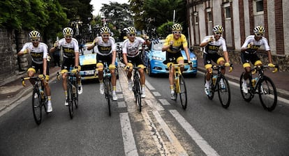 Paris (France), 29/07/2018.- (L-R) Netherlands' Wout Poels, Great Britain's Christopher Froome, Britain's Luke Rowe, Poland's Michal Kwiatkowski, Britain's Geraint Thomas wearing the overall leader's yellow jersey, Spain's Jonathan Castroviejo and Colombia's Egan Bernal of Team Sky drink champagne during the 21st and final stage of the 105th edition of the Tour de France cycling race over 116km between Houilles and Paris, France, 29 July 2018. (España, Ciclismo, Polonia, Países Bajos; Holanda, Gran Bretaña, Francia) EFE/EPA/MARCO BERTORELLO / POOL