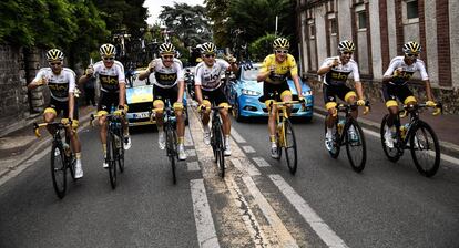 Paris (France), 29/07/2018.- (L-R) Netherlands' Wout Poels, Great Britain's Christopher Froome, Britain's Luke Rowe, Poland's Michal Kwiatkowski, Britain's Geraint Thomas wearing the overall leader's yellow jersey, Spain's Jonathan Castroviejo and Colombia's Egan Bernal of Team Sky drink champagne during the 21st and final stage of the 105th edition of the Tour de France cycling race over 116km between Houilles and Paris, France, 29 July 2018. (España, Ciclismo, Polonia, Países Bajos; Holanda, Gran Bretaña, Francia) EFE/EPA/MARCO BERTORELLO / POOL