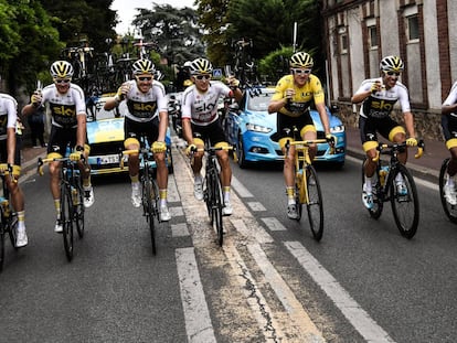 Paris (France), 29/07/2018.- (L-R) Netherlands' Wout Poels, Great Britain's Christopher Froome, Britain's Luke Rowe, Poland's Michal Kwiatkowski, Britain's Geraint Thomas wearing the overall leader's yellow jersey, Spain's Jonathan Castroviejo and Colombia's Egan Bernal of Team Sky drink champagne during the 21st and final stage of the 105th edition of the Tour de France cycling race over 116km between Houilles and Paris, France, 29 July 2018. (España, Ciclismo, Polonia, Países Bajos; Holanda, Gran Bretaña, Francia) EFE/EPA/MARCO BERTORELLO / POOL