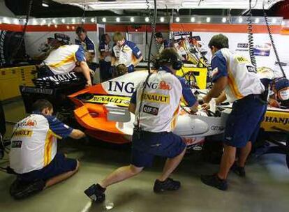 Técnicos de Renault revisan uno de sus monoplazas en el pasado Gran Premio de España.