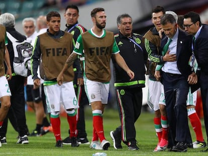 Juan Carlos Osorio (d) es detenido por Lozano y su cuerpo t&eacute;cnico al final del partido