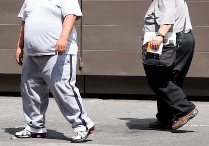 Duas pessoas obesas em rua da Cidade de México.