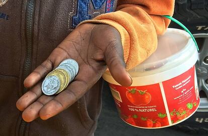 Un niño talibés mendigando a los conductores de vehículos en Dakar.