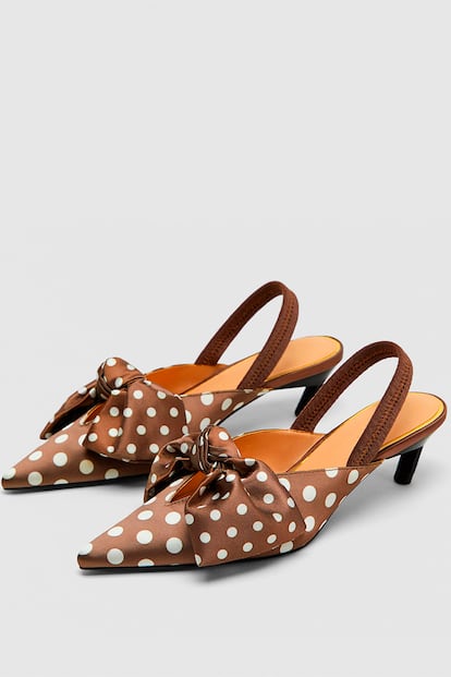 Zapatos destalonados con estampado de topos, de Zara (29,95 euros).