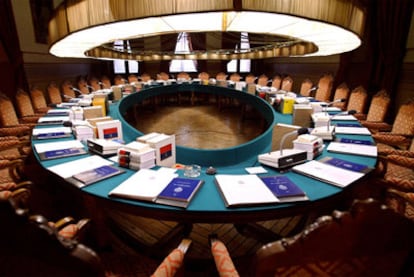 Sala lista para una reunión de los miembros de la Real Academia Española, en Madrid.