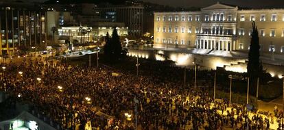 Los manifestantes se concentraron en la plaza Syntagma de Atenas, como respuesta al ultimátum del BCE.