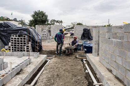 Obreros trabajando en el proyecto de reurbanización de la Vila Autódromo acordado por la alcaldía lo que, junto con la creación del Parque Carioca, supone un coste económico de unos 105 millones de reales (unos 25 millones de euros). Existía un otro proyecto popular que los vecinos intentaron implantar sin éxito con un coste mucho inferior unos 14 millones de reales (menos de cuatro millones euros) y que hubiese preservado a toda la comunidad. 