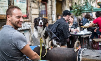 La ruta de locales que recuperan viejos espacios industriales o comerciales incluye Szimpla Kert (en la foto), Gondozo Kert o Koleves Kert.