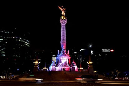 El Monument a la Independència, conegut popularment com 'El Ángel', a Ciutat de Mèxic, il·luminat amb els colors emblemàtics de França.