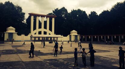 Ciudad de México. En el parque México hay bicicletas, fútbol y monopatines.