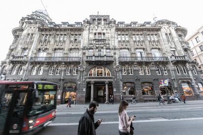 Fachada principal de la Sociedad Bilbaína, en Bilbao.