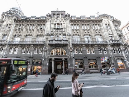 Fachada principal de la Sociedad Bilbaína, en Bilbao.