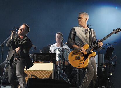 U2, en un momento de su actuación el pasado domingo en el Pasadena Rose Bowl de California.