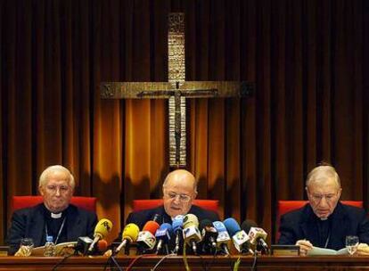El cardenal Cañizares; el presidente de la CEE, Ricardo Blázquez, y el cardenal Rouco, de izquierda a derecha.