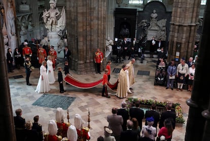 Camila entra en la abadía de Westminster. La reina también ha contado con cuatro pajes, en su caso han sido tres de sus nietos, los gemelos Gus y Louis y Freddy, y su sobrino nieto Arthur Elliot.