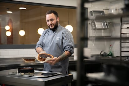 El pastelero JonCake en el obrador de la tienda de la calle Gelabert, en una imagen de archivo.