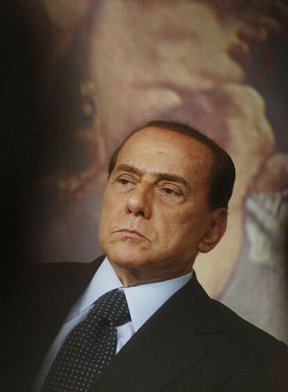 Berlusconi anuncia el decreto contra la desconexión de Eluana.