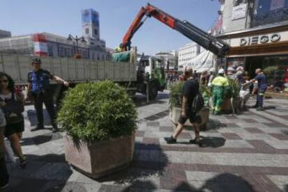 Police place planters on Montera and Carmen streets in Madrid.