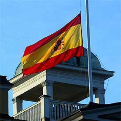 La bandera espa?ola, a media asta en la Embajada en Estocolmo.