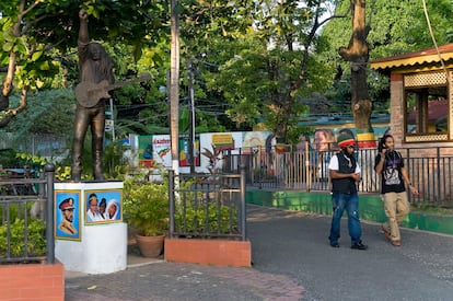 Dos rastafaris junto a la casa museo de Bob Marley en la capital jamaicana. 