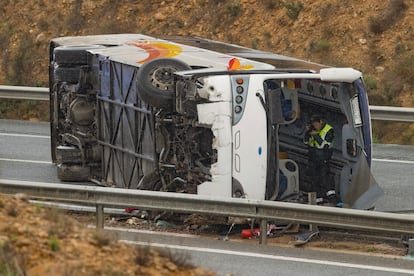 Vuelco de un autobús con viajeros del Imserso en la autovía A-7 en sentido Alicante, este martes.