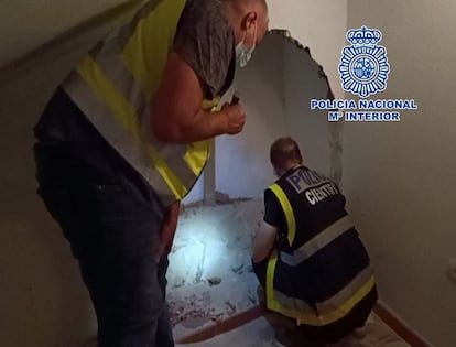 Agentes de la Policía Nacional hallan el cadáver emparedado de una mujer en Torremolinos.
