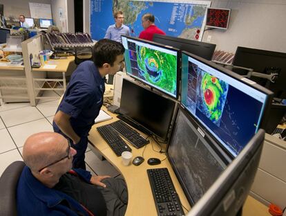 O especialista em furacões Lixion Ávilla (esquerda) e o tenente Phil Manougian observam as imagens de satélite da trajetória do Irma, no Centro Nacional de Furacões de Miami.