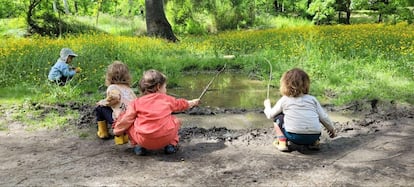 Varios niños juegan en el barro con palos en una imagen cedida por el proyecto Tartaruga. 