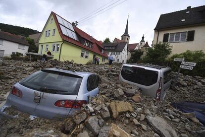 Varios coches enterrados bajo los escombros en una calle en Braunsbach, Alemania, el 30 de mayo de 2016. Las lluvias torrenciales han provocado que dos pequeños arroyos crezcan y causen serios daños en varias casas y coches.