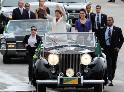 Dilma Rousseff, next to her daughter Paula, waves as she arrives at the presidential palace.