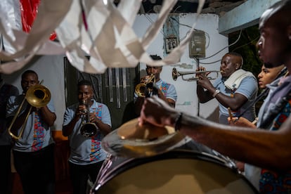 La banda 'Los Jugueritos' durante la procesión.