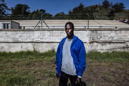 Khalifa Ababacar Seck, senegalés de 37 años, en los alrededores del centro de Tenerife donde está acogido.