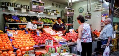 Un puesto de fruta y verdura en el mercado de Antón Martín