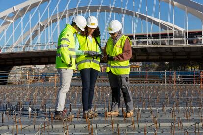 Trabajadoras de Ferrovial Construcción en la obra de los accesos a la estación barcelonesa de La Sagrera.