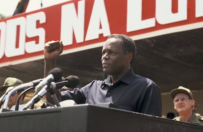José Eduardo dos Santos, en un acto político en Angola en enero de 1989, meses antes de la caída del muro de Berlín y del bloque socialista.