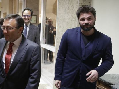 Joan Tard&aacute; (i) y Gabriel Rufi&aacute;n (d), de ERC, y Miguel &Aacute;ngel Heredia, del PSOE.