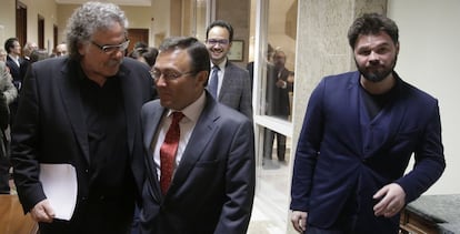 Joan Tardá (i) y Gabriel Rufián (d), de ERC, y Miguel Ángel Heredia, del PSOE.