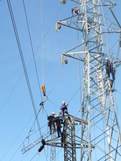 Operarios de Gas Natural Fenosa en una torre eléctrica.