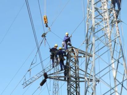 Operarios de Gas Natural Fenosa en una torre eléctrica.