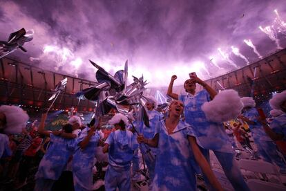 Bailarines celebran la clausura de los Juegos Paralímpicos en el Estadio de Maracaná. 