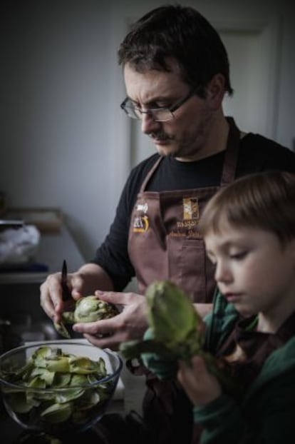 Andoni Luis Aduritz y su hijo preparando una receta