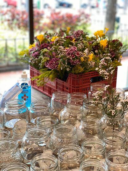 Flores y frascos para residencias de ancianos de Sally Hambleton