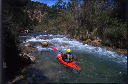 Pirag&uuml;ismo en el r&iacute;o Cabriel en una imagen de archivo.