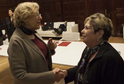 Manuela Carmena durante la firma. 