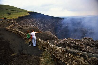 Naciones Unidas han designado 2017 Año Internacional del Turismo Sostenible para el Desarrollo. En la imagen dos turistas se asoman al cráter Santiago en el Parque Nacional Volcán Masaya en Nicaragua, país que está apostando por un modelo de turismo sostenible y de calidad preservando sus recursos y biodiversidad.