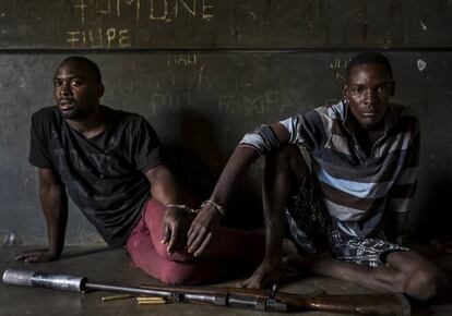 Imagem ganhadora do primeiro prêmio World Press Photo na seção História da categoria Natureza, tirada pelo fotógrafo da agência Getty Images, Brent Stirton, para a revista National Geographic. A imagem mostra dois caçadores ilegais de rinocerontes que foram presos após três dias de perseguição no Parque Nacional Kruger em Moçambique.