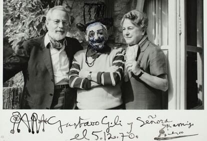 El matrimonio Gustau Gili y A. Maria Torra con Picasso, en diciembre de 1970.