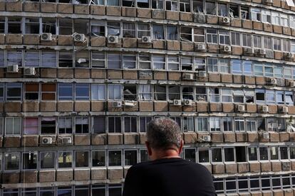 Un hombre mira este viernes al edificio da?ado en Tel Aviv debido al ataque de un dron lanzado por los hutes la madrugada.