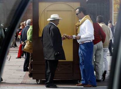 Un reventa vende entradas en la plaza de Las Ventas para la corrida de ayer por la tarde.