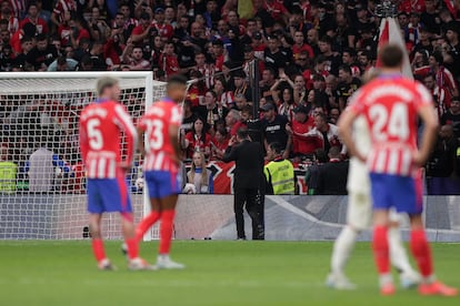 El entrenador del Atlético de Madrid, Diego Pablo Simeone, habla con los fans en las gradas del estadio, el domingo. 